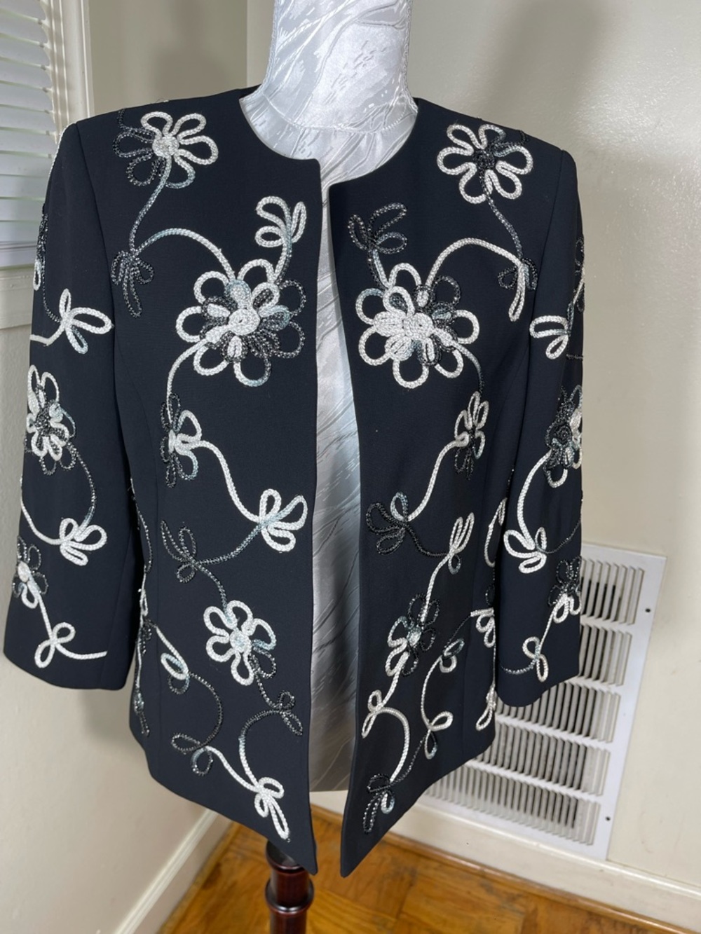 Black Evening office work  Blazer jacket  with White  Floral Embroidery SZ 8